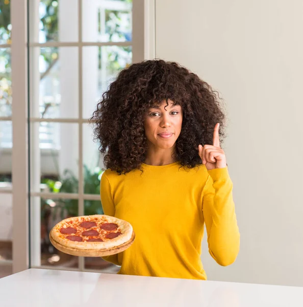 Mujer Afroamericana Dispuesta Comer Sabrosa Pizza Pepperoni Casa Sorprendida Con —  Fotos de Stock