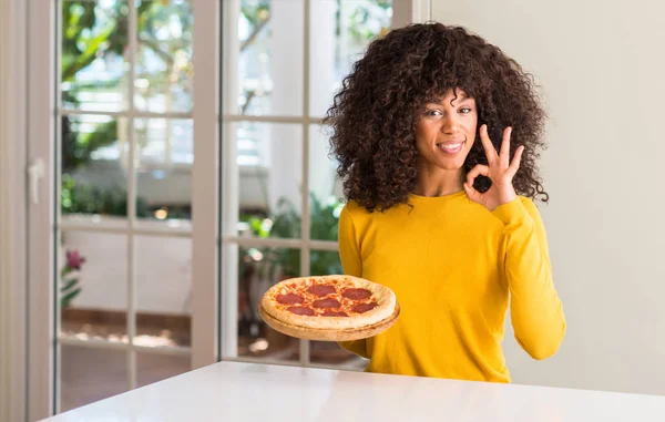 Mujer Afroamericana Dispuesta Comer Sabrosa Pizza Pepperoni Casa Haciendo Signo —  Fotos de Stock