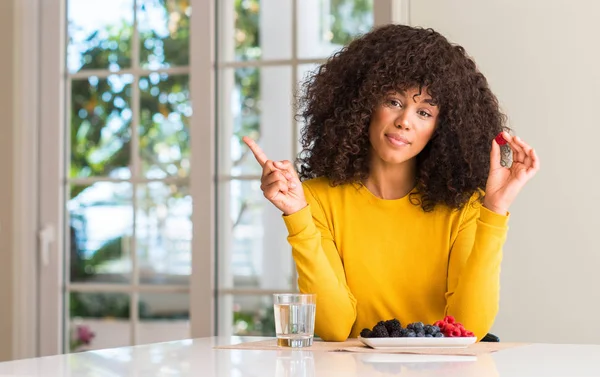 African American Woman Äta Hallon Och Blåbär Hem Mycket Nöjda — Stockfoto