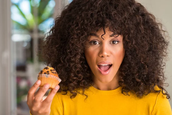 African American Woman Holding Choklad Muffin Rädd Chock Med Överraskning — Stockfoto