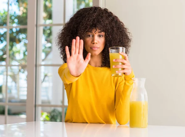 Africano Americano Mulher Beber Suco Fruta Saudável Casa Com Mão — Fotografia de Stock