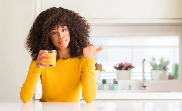 African American Kobieta Pije Sok Szklance Skierowana Dłoni Palców Górę — Zdjęcie stockowe