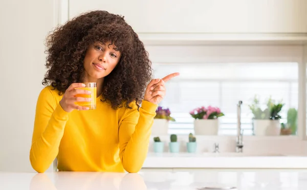 African American Woman Dricka Apelsinjuice Ett Glas Mycket Glad Pekar — Stockfoto