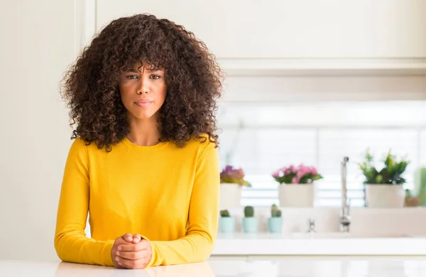 Mulher Afro Americana Vestindo Suéter Amarelo Cozinha Cético Nervoso Franzindo — Fotografia de Stock