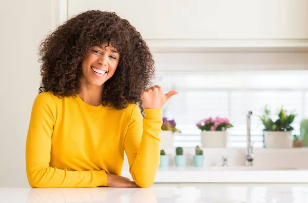 Mujer Afroamericana Vistiendo Suéter Amarillo Cocina Sonriendo Con Cara Feliz —  Fotos de Stock