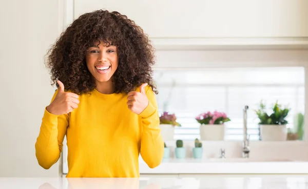 African American Kobieta Nosi Żółty Sweterek Znak Sukcesu Kuchnia Robi — Zdjęcie stockowe