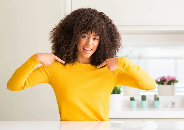 Афро Американських Жінки Носять Жовтий Пуловер Кухні Дивлячись Впевнені Посмішкою — стокове фото