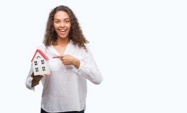 Yazlık çok mutlu el ve parmak ile işaret tutan genç İspanyol gerçek durum Aracısı kadın