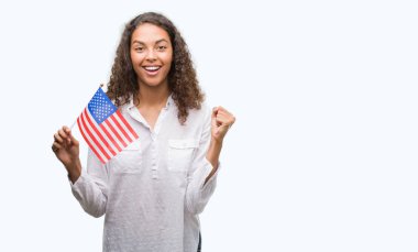 Estates gurur çığlık ve zafer ve başarı çok heyecanlı, kutluyor duygu tezahürat Amerika bayrağı tutan genç İspanyol kadın