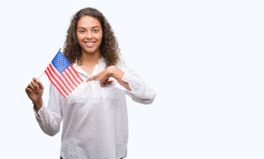 Estates Amerika bayrağı sürpriz yüz işaret parmağı kendisine tutan genç İspanyol kadın