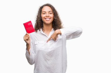 İsviçre kendisine pasaport sürpriz yüz işaret parmağı tutan genç İspanyol kadın