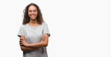 Gözlük mutlu yüz ile gülümseyen giyen güzel genç İspanyol kadın silah kameraya bakarak geçti. Olumlu bir kişi.