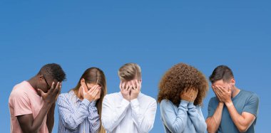 Üzgün ifadeyle yüz eller ile ağlayarak süre kapsayan mavi blackground üzerinde arkadaş grubu bileşimi. Depresyon kavramı.