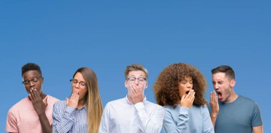 Mavi blackground el ağzıyla kapsayan yorgun esneme sıkılmış üzerinde arkadaş grubu bileşimi. Restless ve uyku hali.