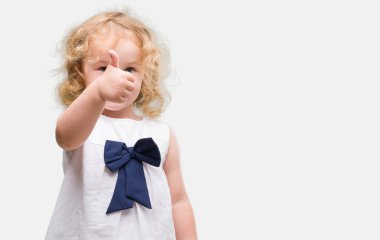 Güzel sarışın yürümeye başlayan çocuk el hareketi