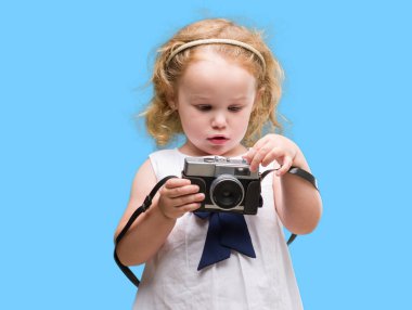 Güzel sarışın yürümeye başlayan çocuk vintage fotoğraf makinesi ile fotoğraf çekmek