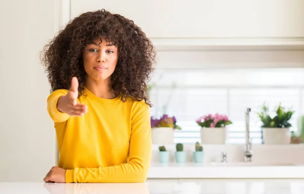 Mujer Afroamericana Vistiendo Suéter Amarillo Cocina Sonriendo Amable Ofreciendo Apretón — Foto de Stock