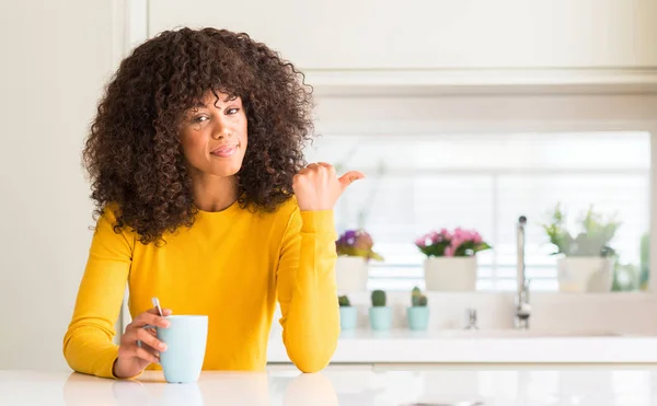 Belle Femme Afro Américaine Tenant Une Tasse Café Maison Pointant — Photo