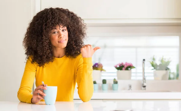 Vackra Afrikanska Amerikanska Kvinna Som Håller Kopp Kaffe Hemma Pekar — Stockfoto