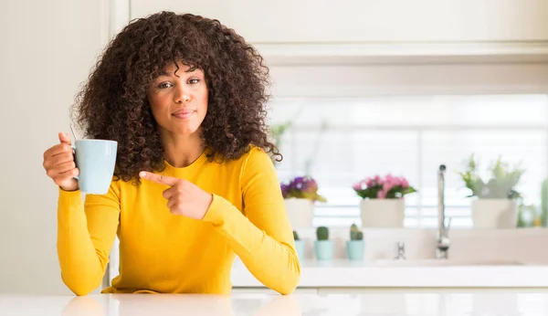 Vackra Afrikanska Amerikanska Kvinna Som Håller Kopp Kaffe Hem Mycket — Stockfoto