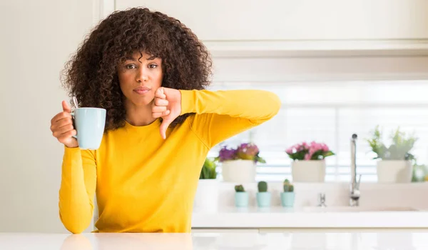 Belle Femme Afro Américaine Tenant Une Tasse Café Maison Avec — Photo