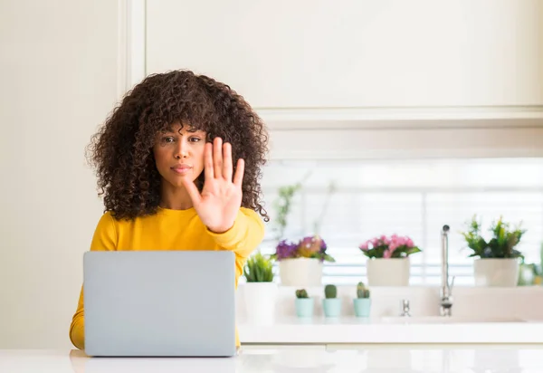 Mujer Afroamericana Usando Computadora Portátil Cocina Con Mano Abierta Haciendo — Foto de Stock