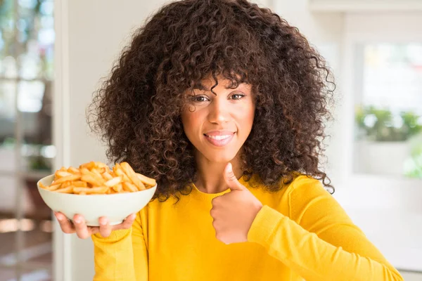 African American Kobieta Trzymając Płytkę Ziemniaków Chips Domu Szczęśliwy Uśmiechem — Zdjęcie stockowe