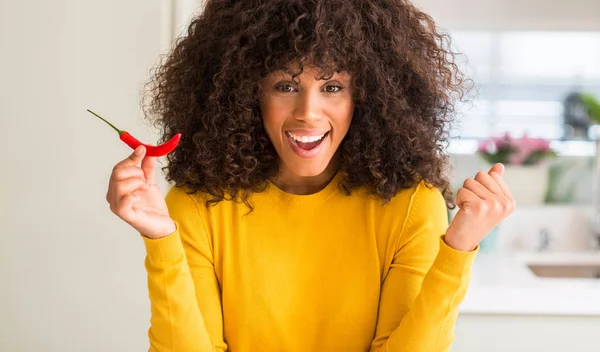 Afrikanische Amerikanerin Isst Rote Chilischote Schreit Stolz Und Feiert Sieg — Stockfoto