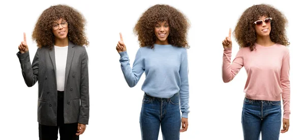 Jovem Afro Americano Vestindo Roupas Diferentes Mostrando Apontando Para Cima — Fotografia de Stock