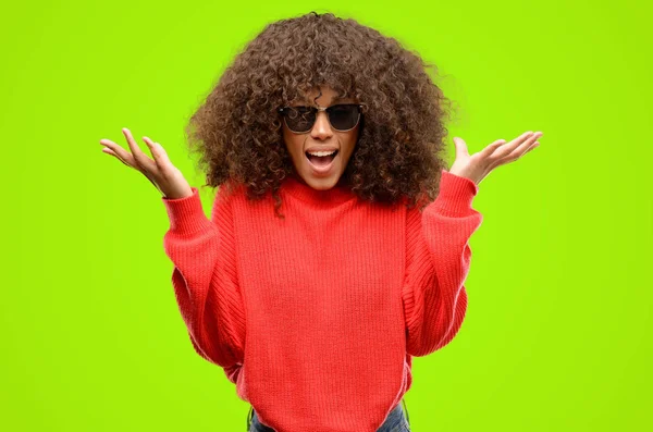 Africano Americano Mulher Vestindo Óculos Sol Feliz Surpreso Aplaudindo Expressando — Fotografia de Stock