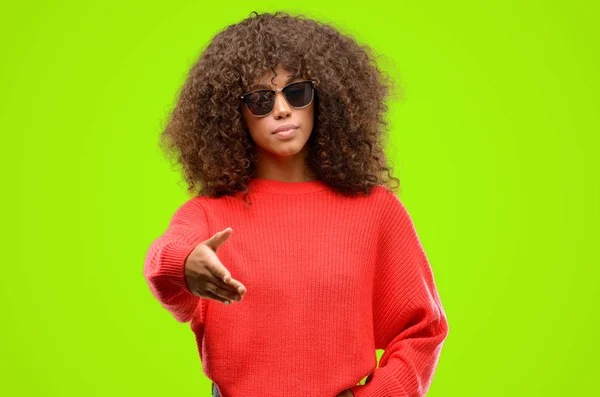 Mujer Afroamericana Con Gafas Sol Toma Las Manos Bienvenida Pose —  Fotos de Stock