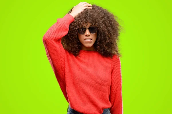 Mujer Afroamericana Con Gafas Sol Aterrorizada Nerviosa Expresando Ansiedad Gesto —  Fotos de Stock