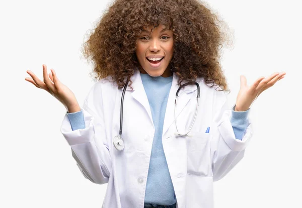 Americký Doktor Žena Zdravotník Pracující Šťastný Překvapení Jásající Exprimují Wow — Stock fotografie