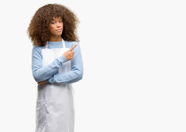 African American Shop Owner Woman Wearing Apron Pointing Away Side — Stock Photo, Image