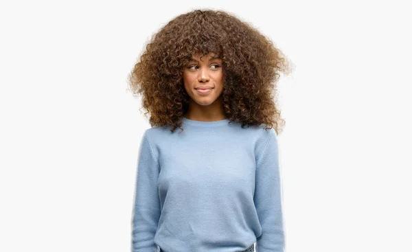 Afroamerikanska Kvinna Som Bär Tröja Leende Seende Sidan Och Stirrande — Stockfoto
