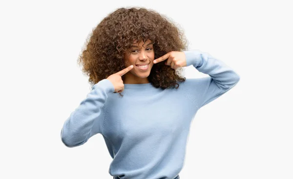 Mulher Afro Americana Vestindo Uma Camisola Sorrindo Confiante Mostrando Apontando — Fotografia de Stock