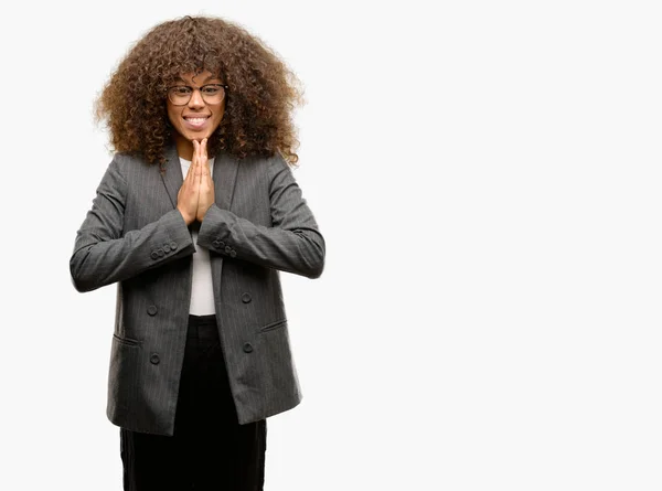 Mujer Negocios Afroamericana Usando Gafas Rezando Con Las Manos Juntas —  Fotos de Stock