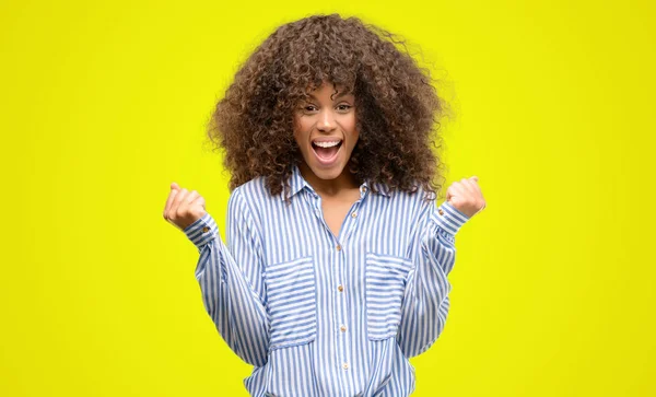 Africano Americano Mulher Vestindo Uma Camisa Listras Gritando Orgulhoso Celebrando — Fotografia de Stock