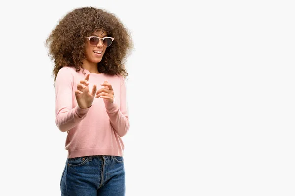 Mujer Afroamericana Con Gafas Sol Color Rosa Expresión Disgustada Disgustada — Foto de Stock