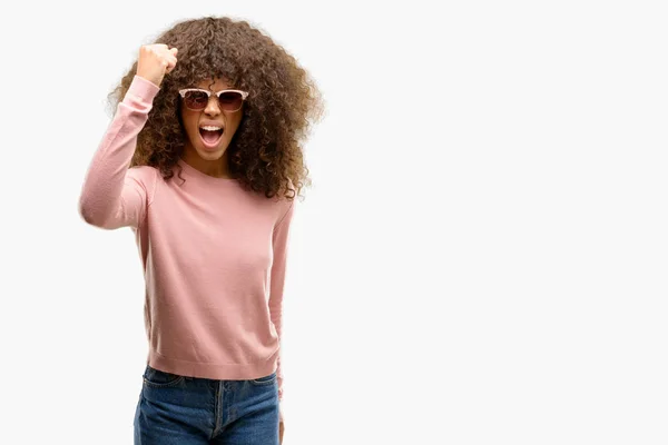 African American Vrouw Draagt Roze Zonnebril Boos Gekke Verhogen Vuist — Stockfoto