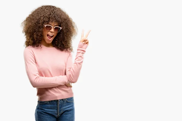 Mulher Afro Americana Usando Óculos Sol Rosa Sorrindo Com Rosto — Fotografia de Stock