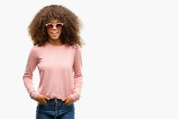 Mujer Afroamericana Con Gafas Sol Rosas Guiñando Ojo Mirando Cámara — Foto de Stock