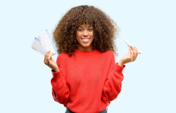 Afro Americana Segurando Passagens Aéreas Com Rosto Feliz Sorrindo Com — Fotografia de Stock