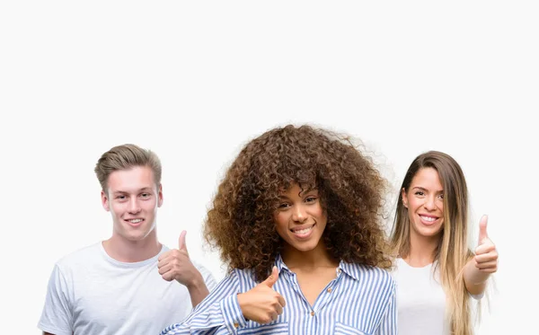 Gruppo Giovani Sfondo Bianco Felice Con Grande Sorriso Facendo Segno — Foto Stock