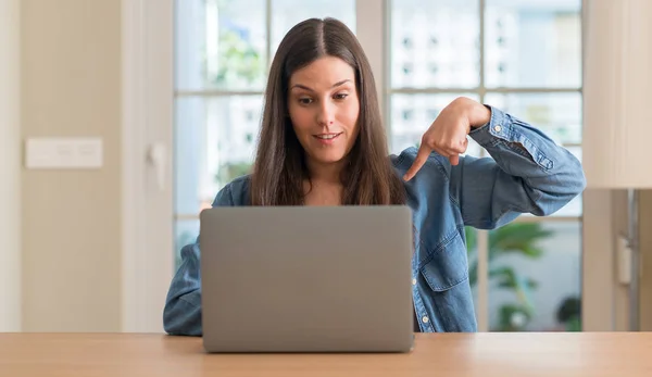 Jovem Mulher Usando Laptop Casa Com Rosto Surpresa Apontando Dedo — Fotografia de Stock