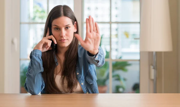 Ung Kvinna Med Smartphone Med Öppen Hand Gör Stoppskylt Med — Stockfoto