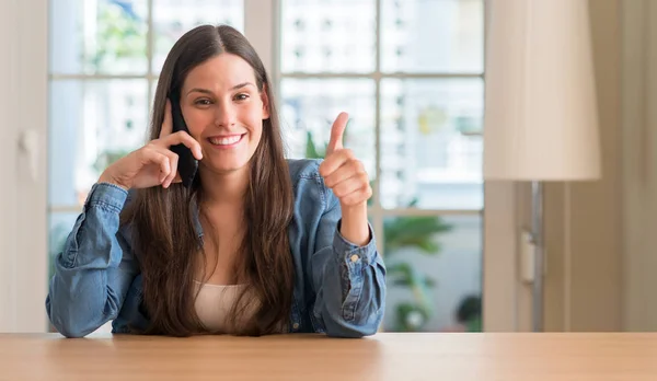 Jonge Vrouw Met Behulp Van Smartphone Blij Met Grote Glimlach — Stockfoto