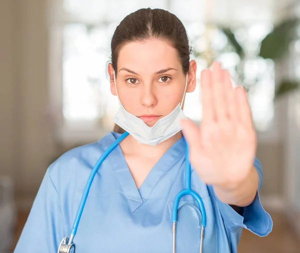 Giovane Infermiera Che Indossa Maschera Stetoscopio Mano Aperta Facendo Segno — Foto Stock