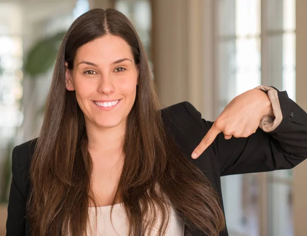 Joven Hermosa Mujer Casa Con Cara Sorpresa Señalando Dedo Mismo — Foto de Stock