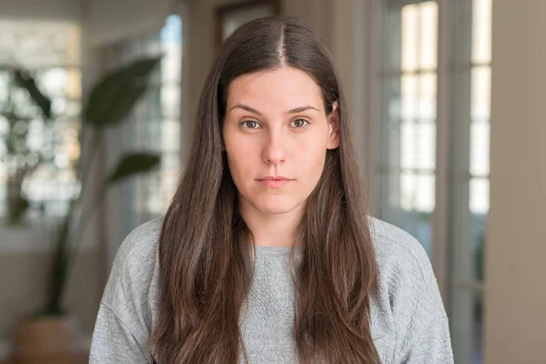 Mooie Jongedame Thuis Met Ernstige Uitdrukking Het Gezicht Simpel Natuurlijk — Stockfoto